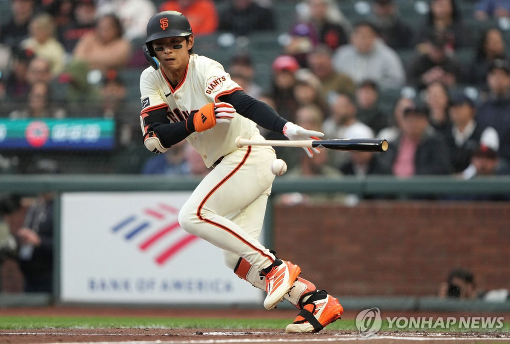 1회 기습 번트를 시도한 이정후[게티이미지/AFP=연합]