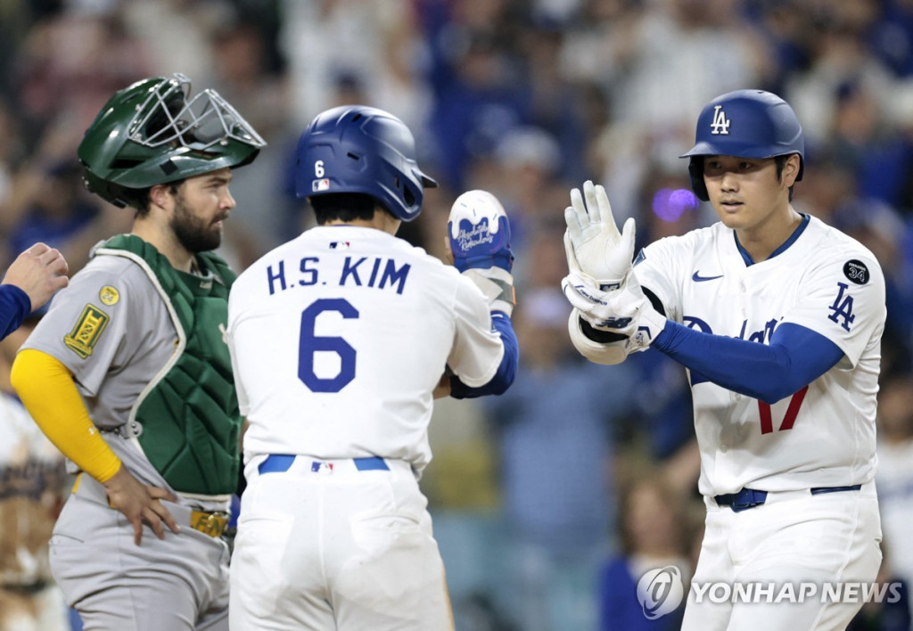 김혜성이 오타니의 홈런 때 득점한 뒤 환영 세리머니를 하고 있다.[AFP=연합]