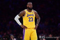 센터 없는 NBA 레이커스, PO 1회전 탈락…’에펠탑’에 골밑 털려