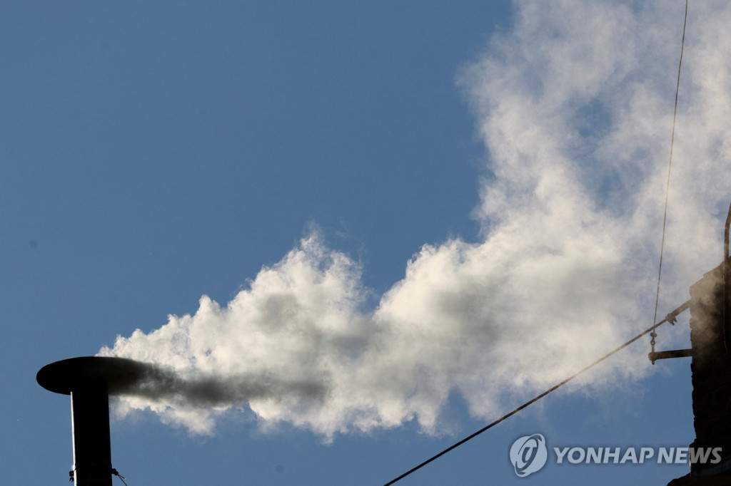 콘클라베 이틀만에 새 교황 선출을 알리는 흰 연기가 시스티나 성당 굴뚝에서 피어오르고 있다.[로이터=연합]