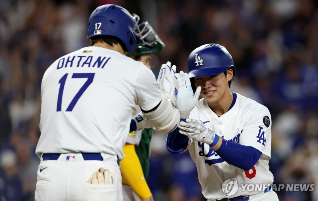 김혜성이 홈런을 치고 들어오며 오타니의 축하를 받고 있다.[로이터=연합]