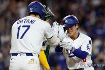 이정후 2경기 연속 대포·김혜성 데뷔 첫 홈런·배지환 첫 안타…MLB 3총사 함께 웃다