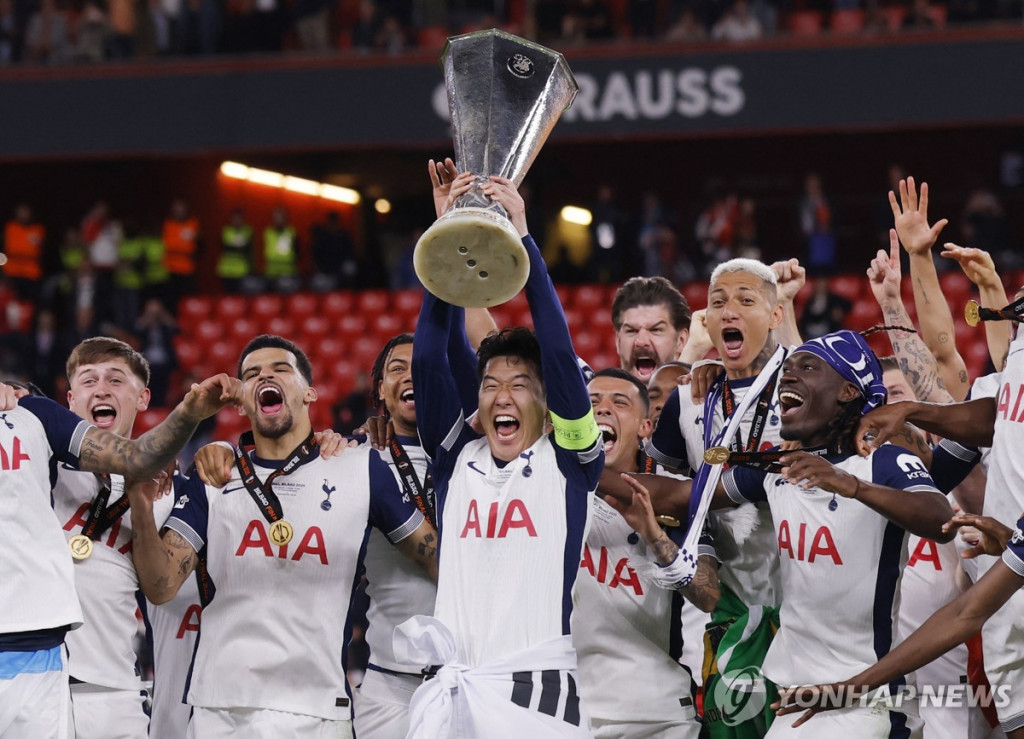 2024-2025시즌 UEFA 유로파리그 우승 트로피를 들어 올린 토트넘 주장 손흥민(가운데) [로이터=연합]