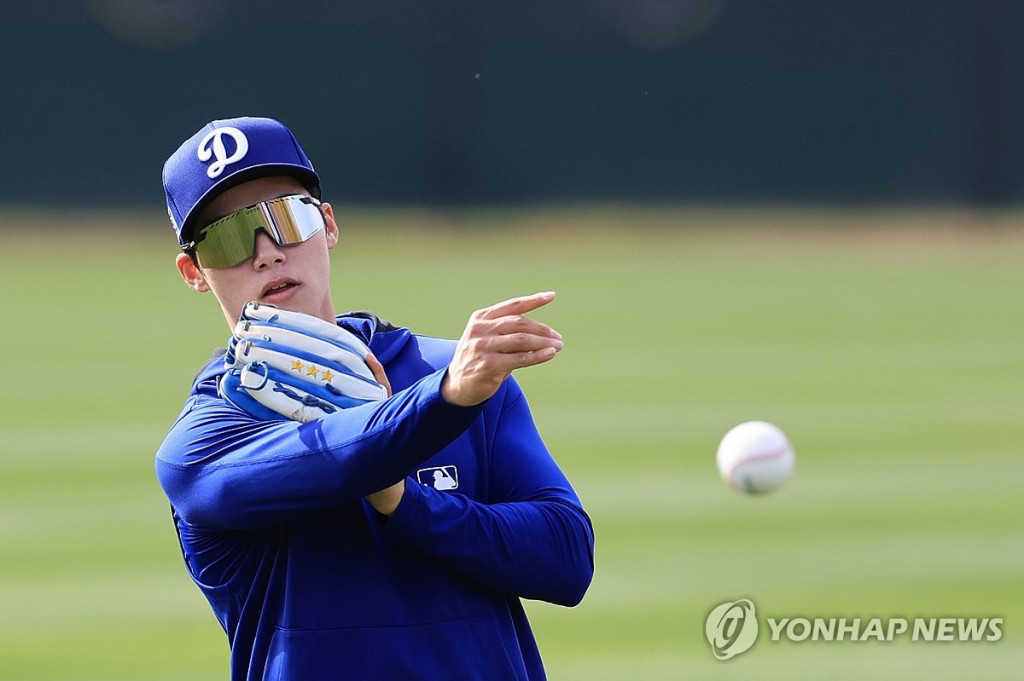 캐치볼하는 김혜성[연합}