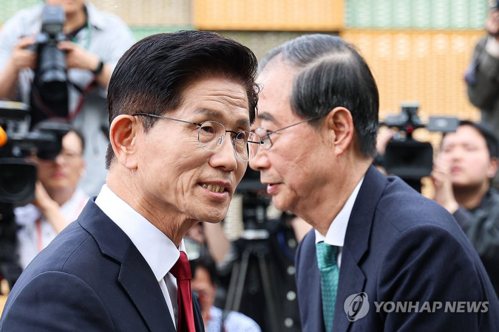 국민의힘 김문수 대선후보와 무소속 한덕수 대선 예비후보가 8일 서울 국회 사랑재에 위치한 커피숍에서 회동을 마친 후 인사하고 있다.(연합)