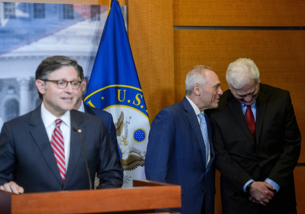 미 연방하원 마이크 존스 의장(왼쪽)이 기자회견을 하고 있는 동안 뒤쪽에서 공화당 스티브 스칼리스 원내대표 (가운데)와 톰 엠머 원내총무가 귀엣말을 나누며 웃고 있다.(AP=연합)