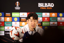 손흥민, 겹악재 딛고 프로 첫 우승 도전 “어쩌면 마지막 기회…역사적 순간 만들겠다”