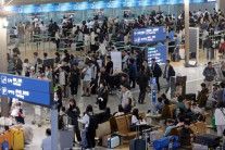 직구 줄어도 해외여행 많이 가니…1분기 카드 해외 사용액 ‘역대 세 번째’