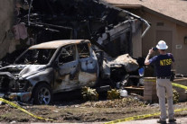 “한밤중에 ‘날벼락’”…샌디에고 주택가에 비행기 추락, 3명 사망·100여명 대피
