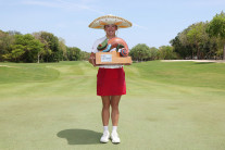 이와이 치사토, 행운의 핑크 입고 LPGA 투어 첫승…올시즌 신인 3번째 우승