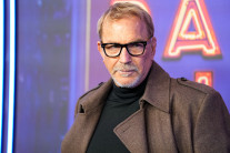 “대본에 없었는데 성폭행 장면 찍어”…케빈 코스트너, 여배우에 피소