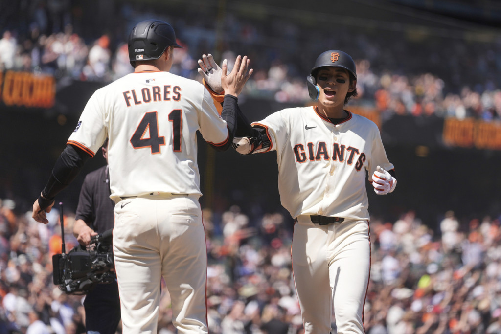 홈런을 치고 들어오는 이정후(오른쪽)[AP=연합]