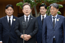 故노무현 대통령 16주기…이재명 만난 문재인 “국민 뜻 존중되는 나라 꼭 만들어야 하지 않나”