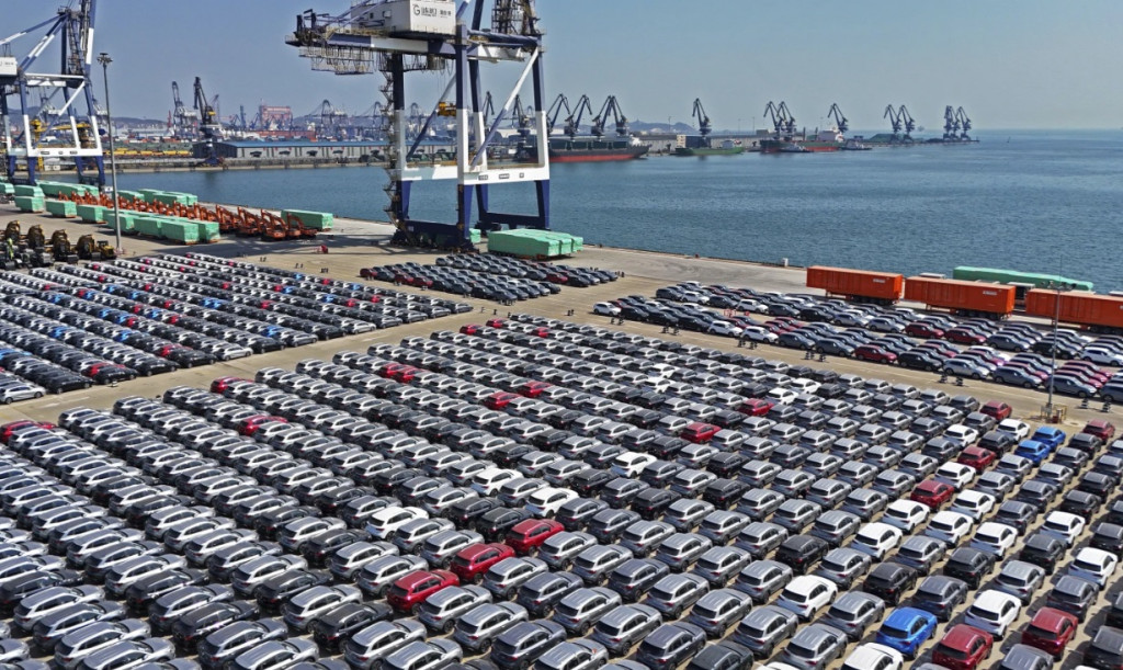 중국 옌타이 항에서 선적을 기다리고 있는 자동차[AP]