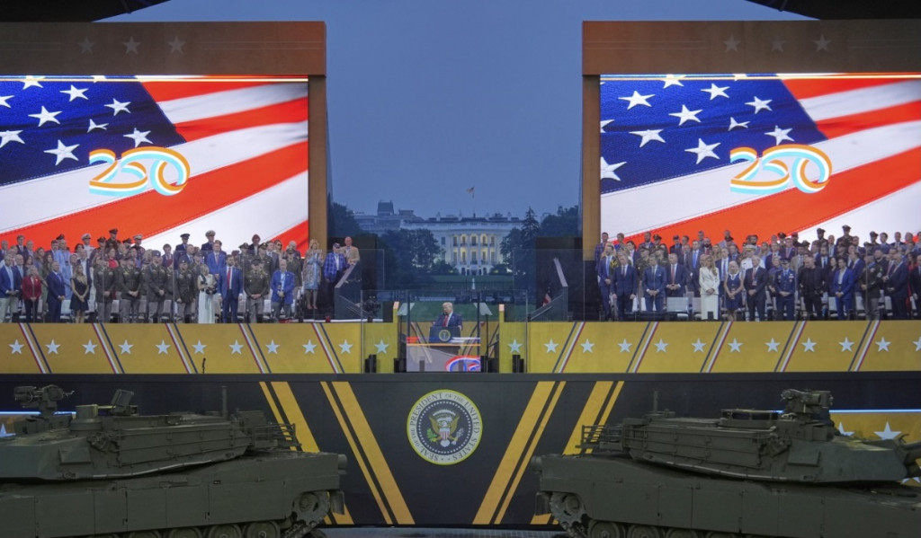 미 육군창설 250주년을 기념하여 14일(현지시간) 워싱턴DC에서 열린 열병식에서 도널드 트럼프 대통령이 연설하고 있다.[AP=연합]