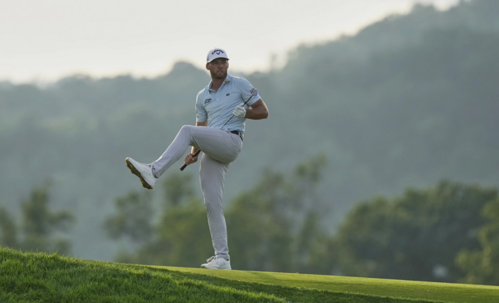 샘 번스가 14일(현지시간) 제125회 US오픈골프 3라운드 17번홀에서 칩샷을 한 뒤 몸짓을 해보이고 있다.[AP=연합] 