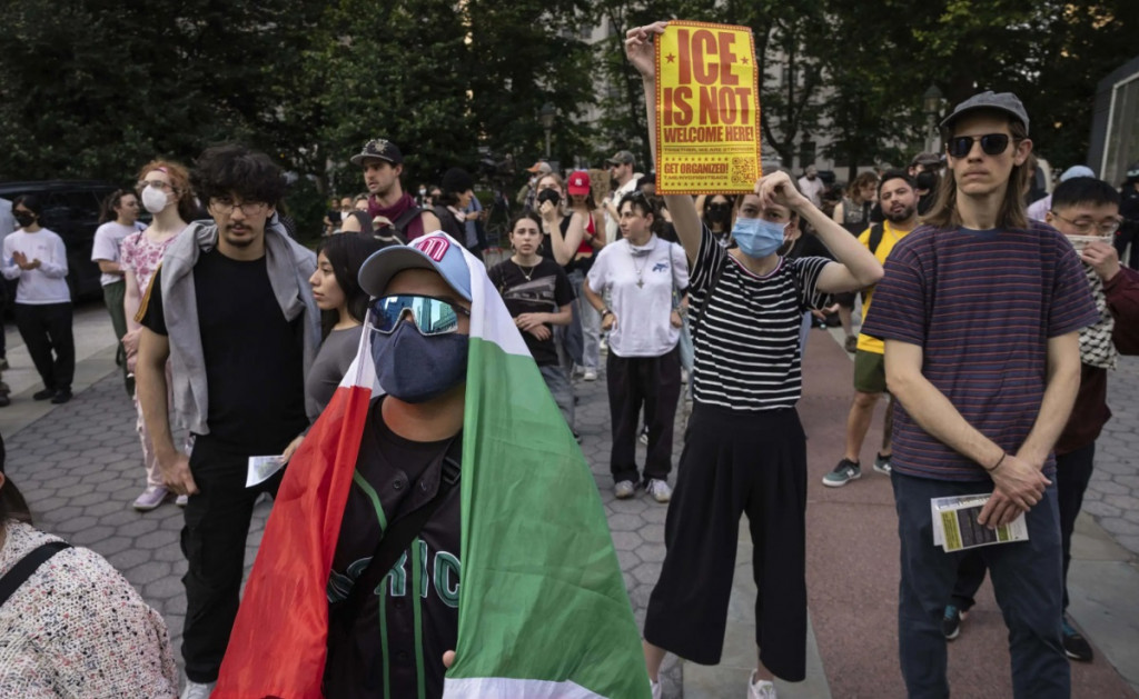 불법이민자 과잉단속에서 항의하는 시위대가 11일(현지시간) 뉴욕에서 멕시코 국기를 몸에 두르고 있다.[AP=연합]