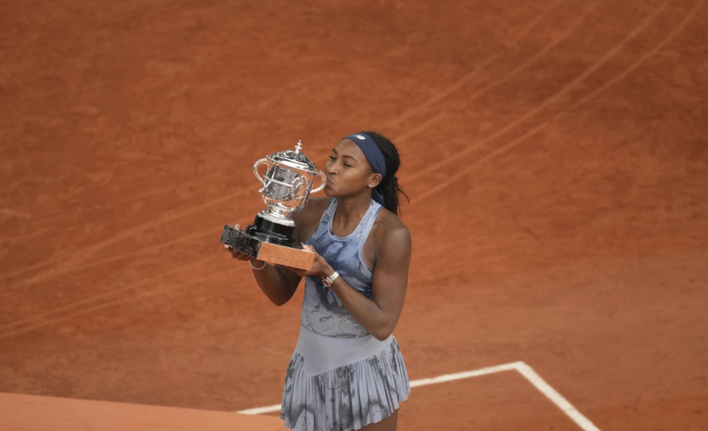 코코 고프가 프랑스오픈 테니스대회 여자단식 챔피언에 올라 트로피에 입을 맞추고 있다.[AP=연합]