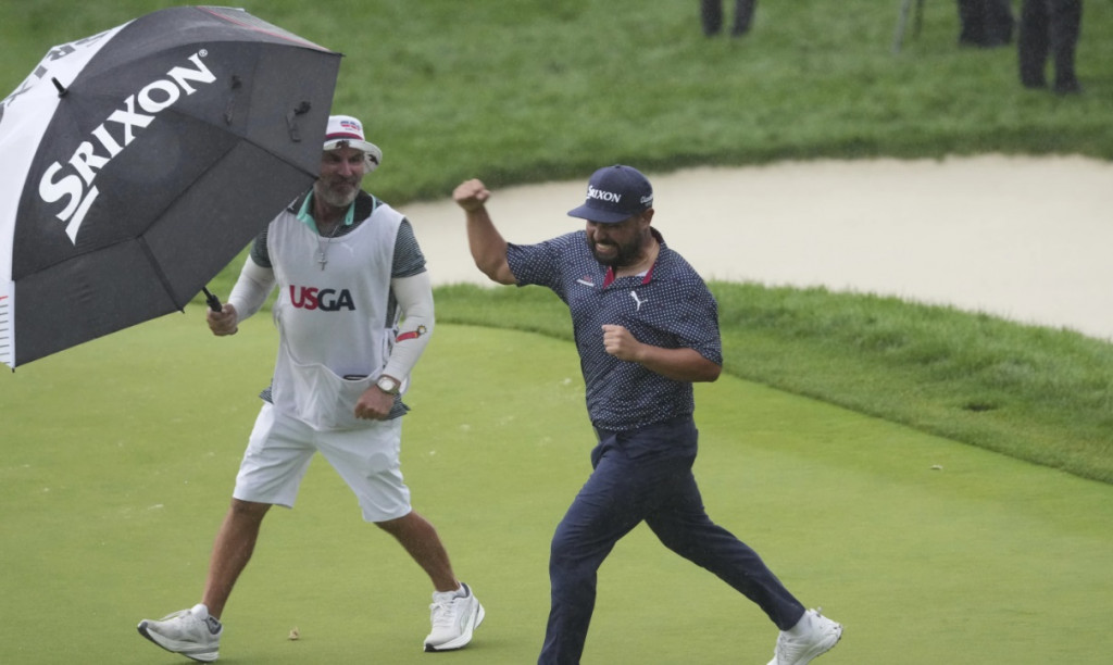 JJ스펀이 15일(현지시간) US오픈 우승을 확정짓는 버디 퍼팅에 성공한 순간 주먹을 불끈 쥐며 홀컵으로 향하고 있다.[AP=연합]