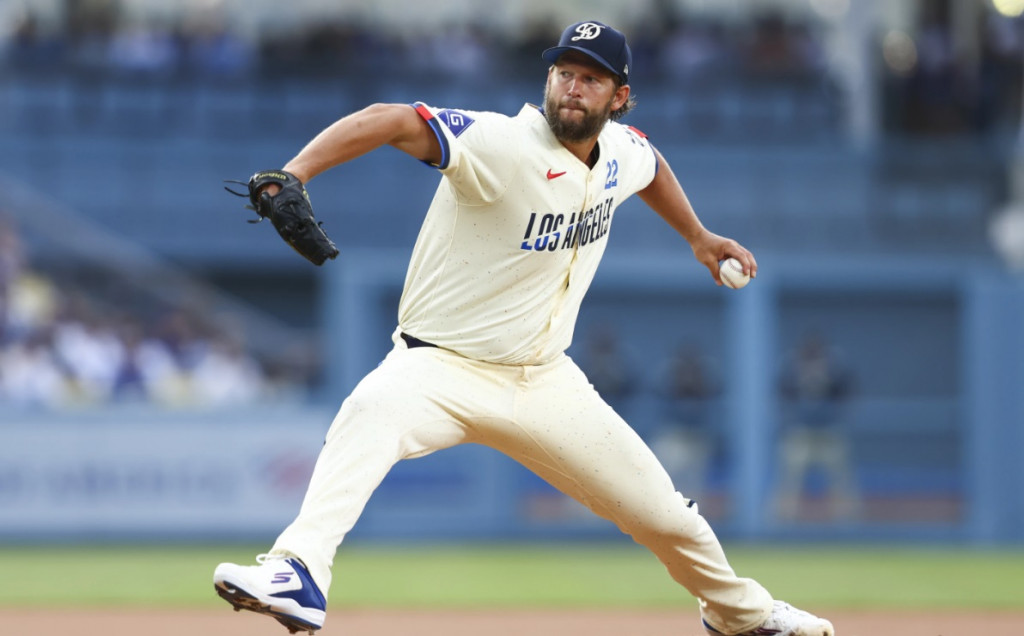 다저스에서만 18시즌째인 '왕년의 에이스' 클레이튼 커쇼가 14일(현지시간) 샌프란시스코 자이언츠를 상대로 역투하고 있다.[AP=연합] 