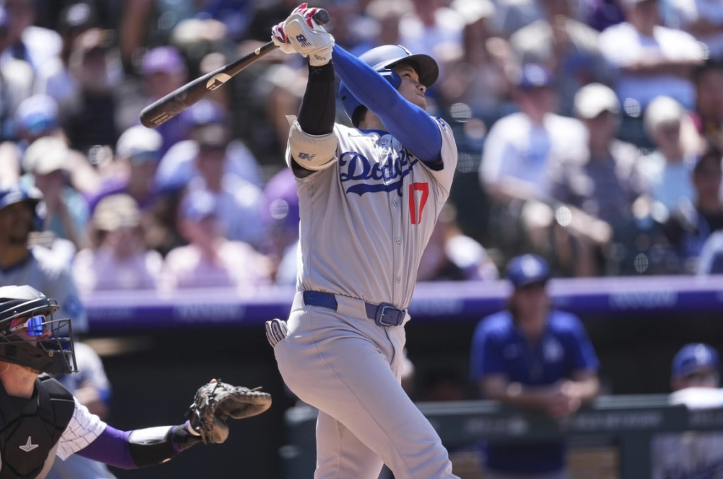 쇼헤이 오타니가 26일(현지시간) 콜로라도 로키스를 상대로 시즌 28호 홈런을 날리고 있다.[AP=연합]