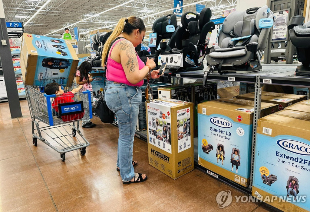 미국의 소비자가 유아 카시트 매장을 살펴보고 있다.[AFP=연합 자료]