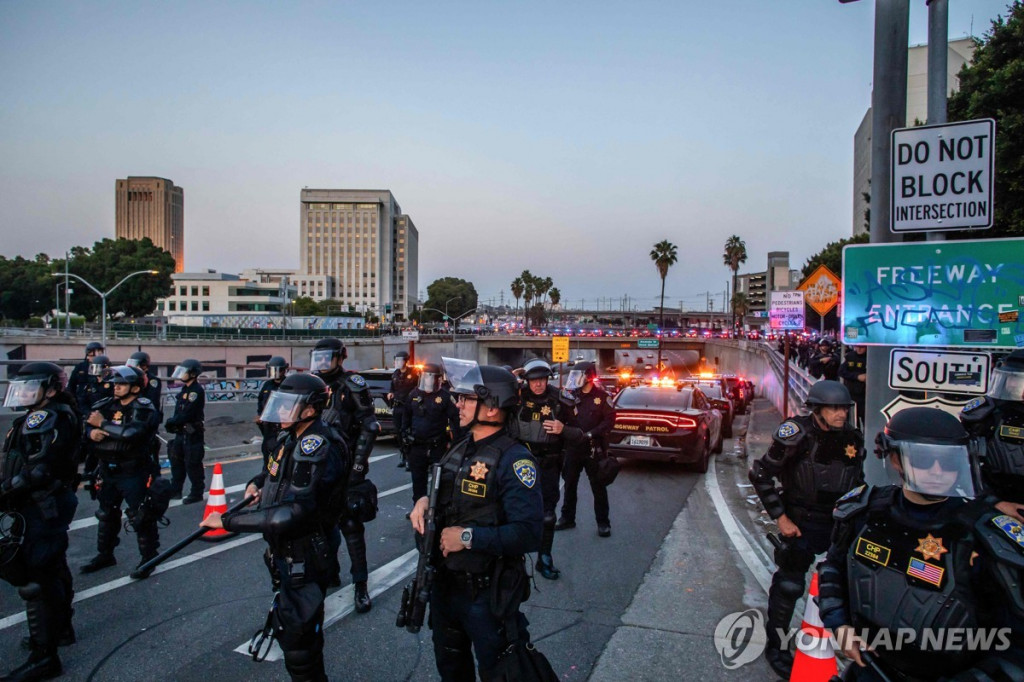 지난 10일 저녁 캘리포니아 고속도로 순찰대가 통행금지령이 내려진 도심 고속도로 일대를 지키는 모습 [로스앤젤레스 AFP=연합]