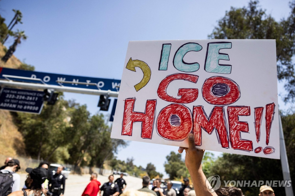 19일(현지시간) LA다저스 홈구장인 다저스타디움 입구에 국토안보부 소속 요원들이 주차하고 있다는 소식에 모여든 시민들이 불법이민자 단속에 반대하는 구호를 외치고 있다.[AFP=연합]