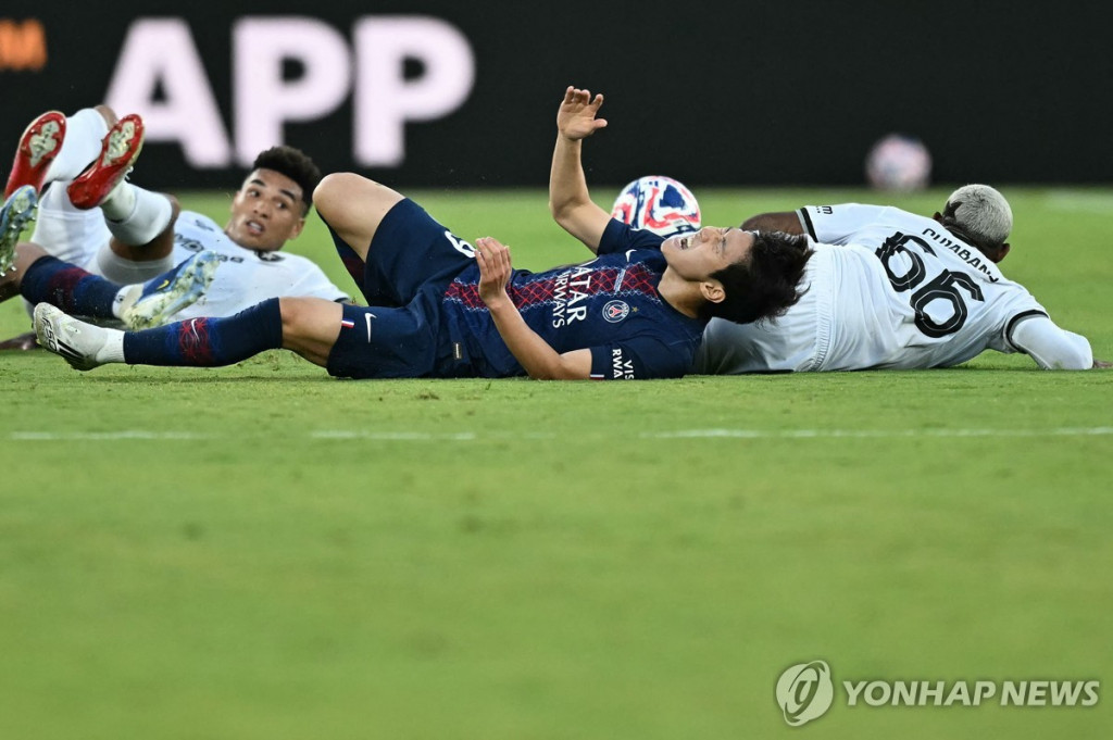 PSG 이강인이 보타포구와 경기에서 골을 다투다 쓰러져 있다.[AFP=연합]