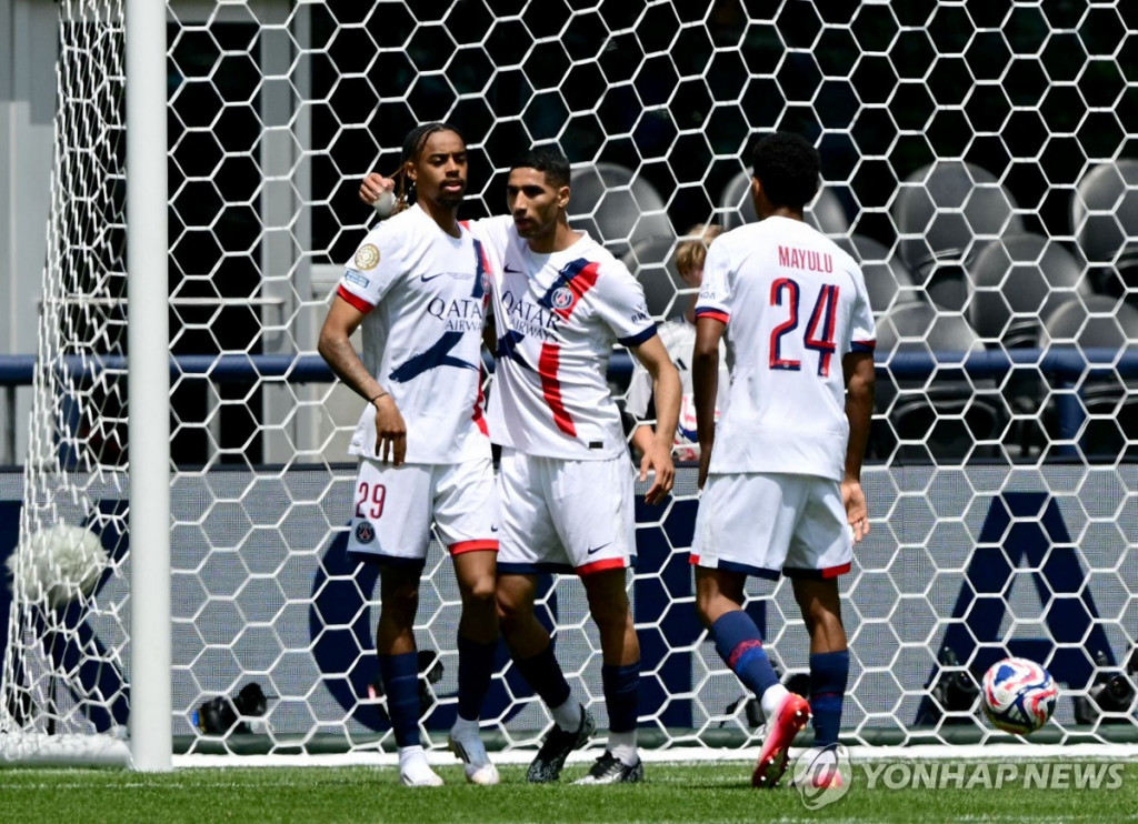 하키미(가운데)의 골에 기뻐하는 PSG 선수들[AFP=연합]