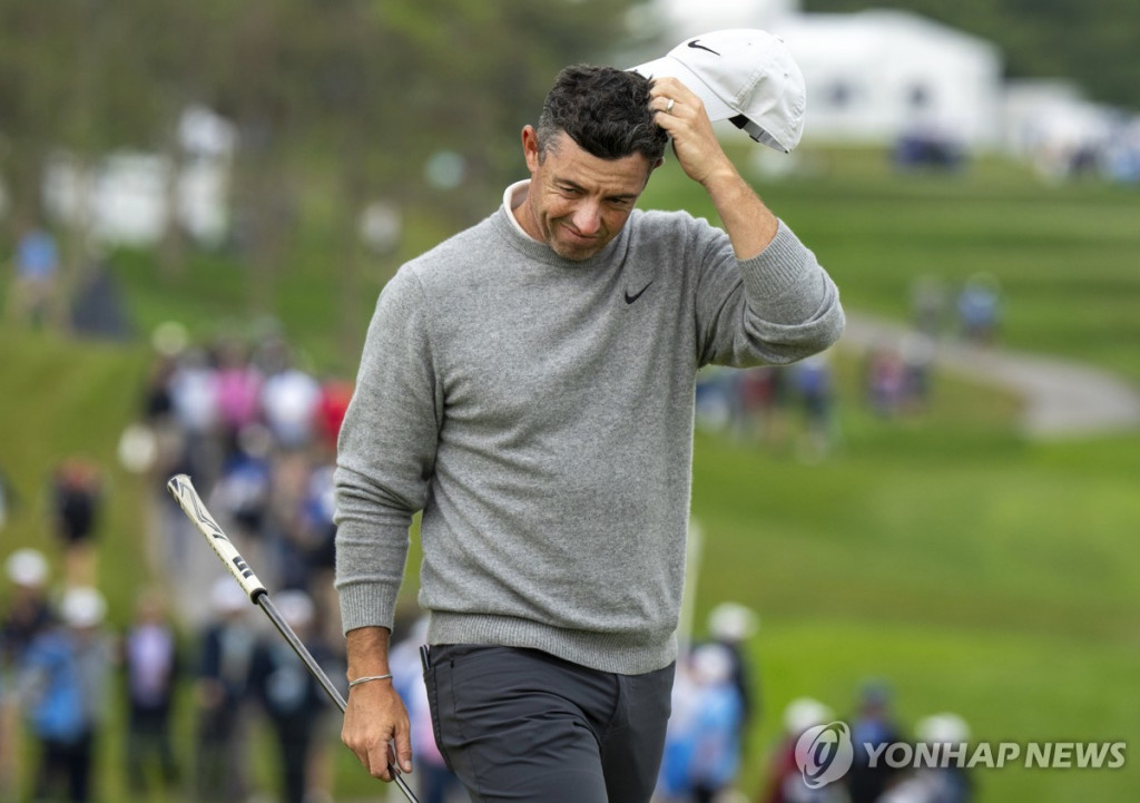 캐나다오픈 첫날 경기가 안 풀리는 듯 매킬로이가 머리를 긁적이고 있다.[AP=연합]