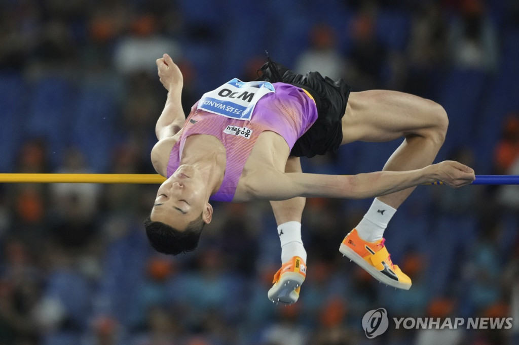  우상혁이 6일(현지시간) 이탈리아 로마에서 열린 2025 세계육상연맹 로마 다이아몬드리그에서 우승을 확정하는 2m32 높이의 바를 넘고 있다.(로마 AP=연합)