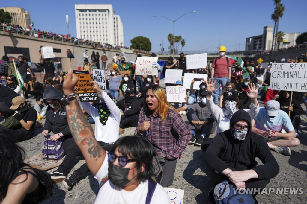 시위대가 LA다운타운을 가로지르는 101번 프리웨이를 점거하고 있다.[AP=연합뉴