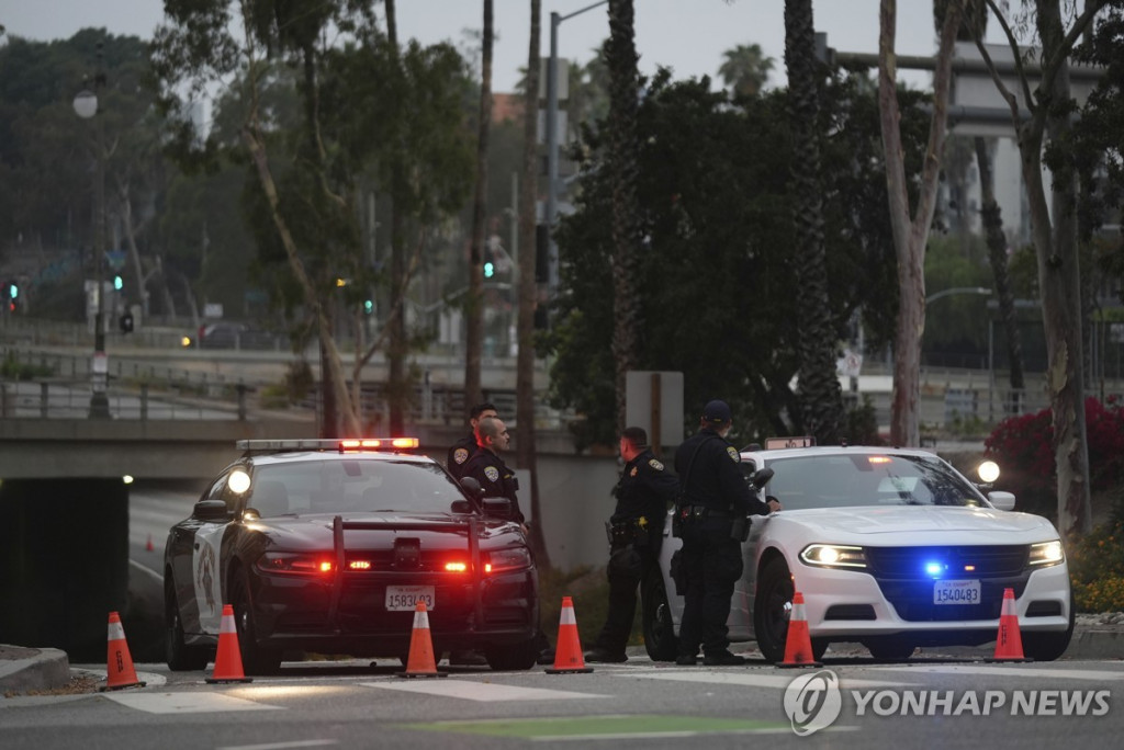로스앤젤레스 프리웨이 입구를 경찰이 지키고 있다. [로스앤젤레스 AP=연합]