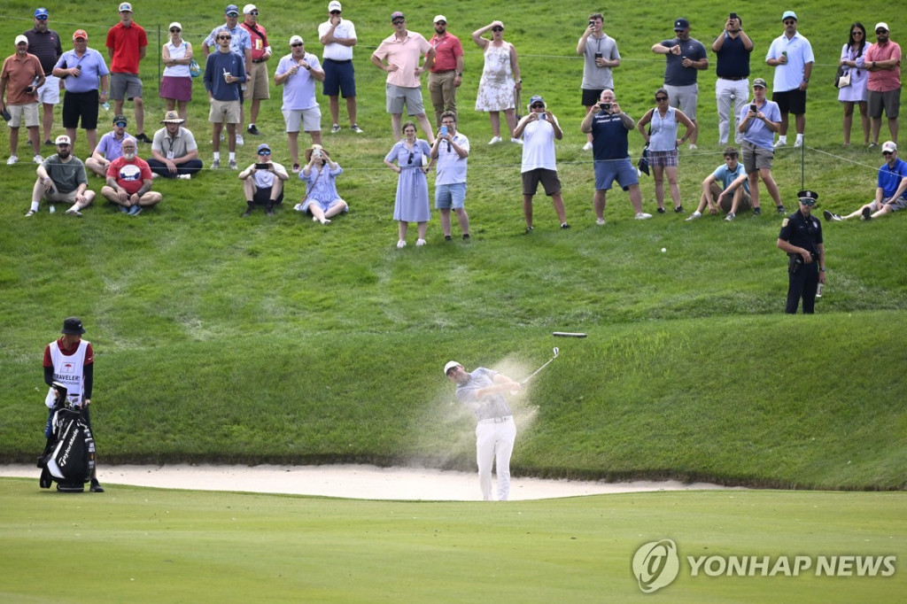 셰플러가 17번 홀에서 벙커샷을 하고 있다.[AP=연합]