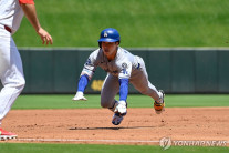 다저스 김혜성, 빅리그 첫 3루타에 커쇼 살린 호수비