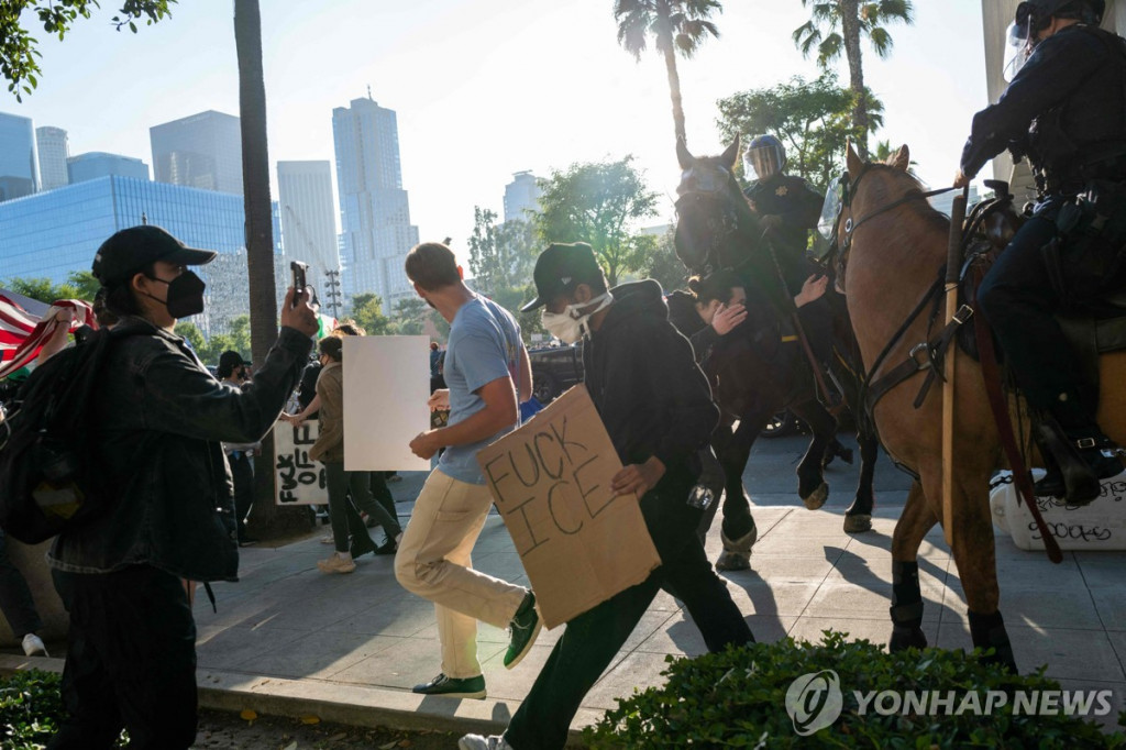 11일 LA 도심에서 시위대를 해산시키려는 경찰 [AFP=연합]