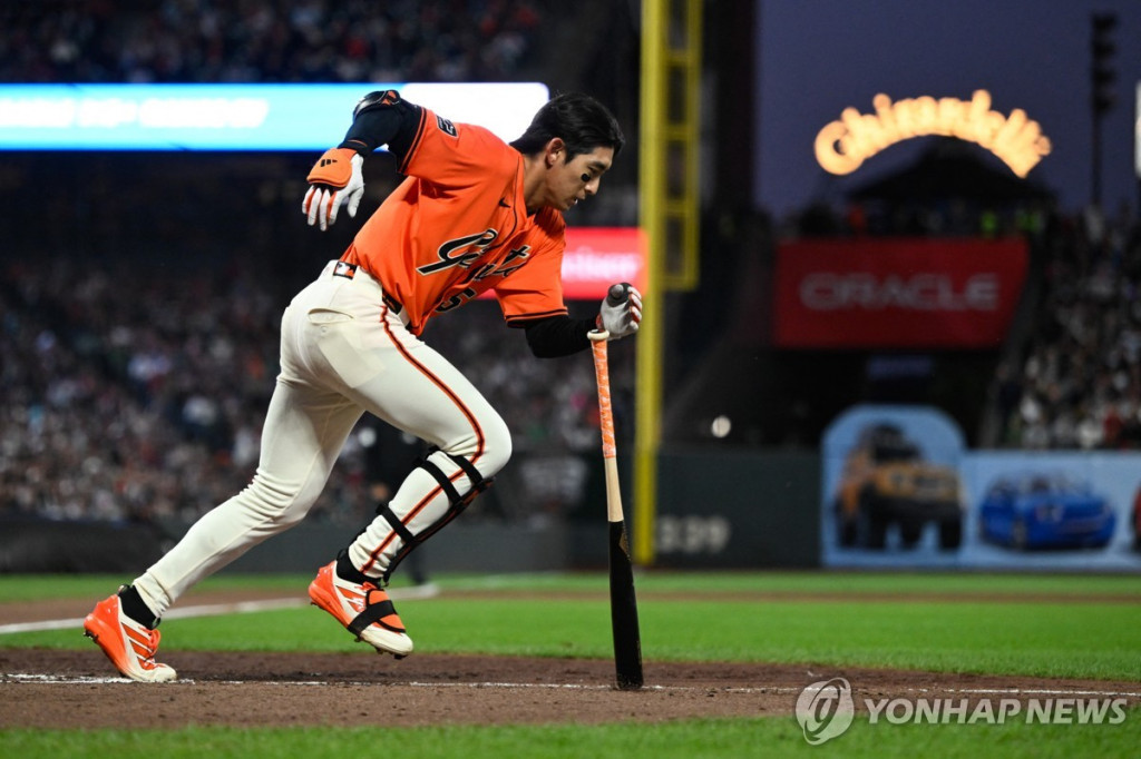샌프란시스코 이정후가 20일(미국시간) 미국 캘리포니아주 샌프란시스코 오라클 파크에서 열린 메이저리그 보스턴과 홈 경기, 5회 1루 땅볼을 친 뒤 1루로 향하고 있다.(Imagn Images=연합)