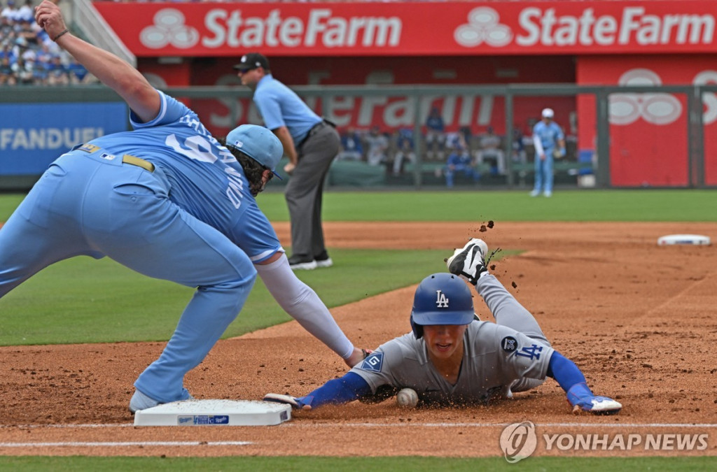 김혜성이 28일(미국시간) 캔자스시티 로열스와 치른 다저스의 경기에서 출루한 뒤 투수견제를 피해 1루에 세이프되고 있다.[AP=연합]