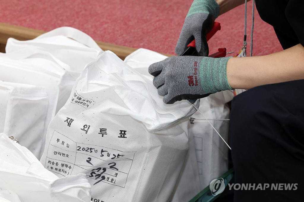 한국 도착한 재외투표용지 [연합 자료]