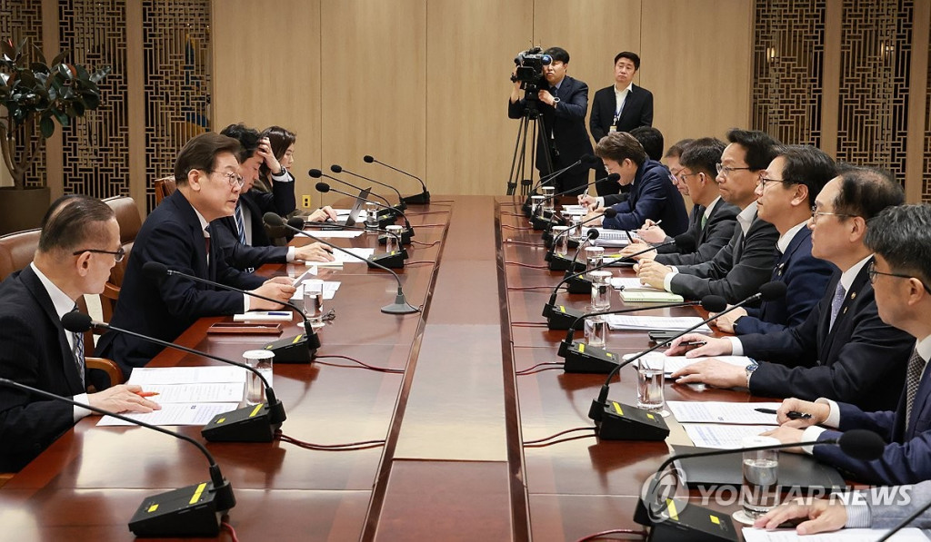  이재명 대통령이 4일 서울 용산 대통령실 청사에서 '대통령 1호 명령, 비상경제점검 태스크포스(TF) 회의'를 주재하고 있다.(연합)