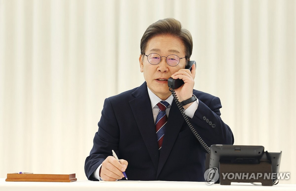 이재명 대통령이 6일 서울 한남동 관저에서 도널드 트럼프 미국 대통령과 전화 통화를 하기 위해 수화기를 들고 있다.(연합)