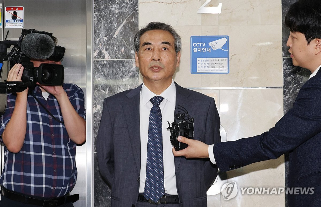 윤석열 전 대통령의 부인 김건희 여사 의혹을 수사할 민중기 특별검사가 17일 서울 서초구 사무실 앞에서 취재진의 질문에 답하고 있다.[연합]