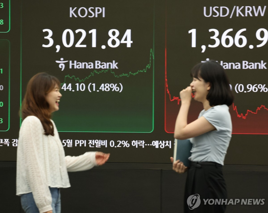 코스피 종가가 3,000선을 돌파한 20일 서울 중구 하나은행 딜링룸에서 딜러들이 대화하고 있다. (연합)
