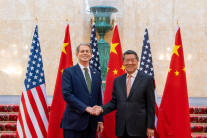 “미국, 희토류 얻으려 대중국 반도체 수출통제 완화 검토”