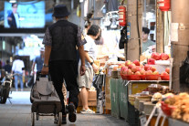 “과일 사먹기도 겁나요” 한국 먹거리 물가, OECD 1.5배 이상