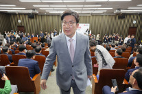 “국힘 분열에 대한 뼈아픈 질책”…권성동, 원내대표 사퇴 [이런정치]