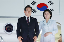 쉴틈없는 李대통령, 추경·인선·NATO 준비 귀국 후 곧바로 ‘강행군’ [이런정치]