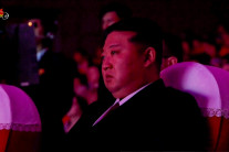 김정은, 러 파병 북한군 유해 송환식서 ‘글썽’…전사자 관에 직접 인공기 덮어