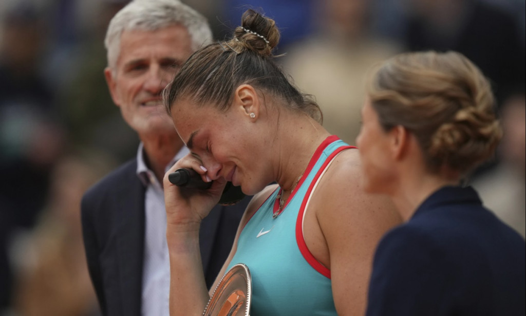 여자테니스 세계 1위 아리나 사발렌카가 프랑스오픈 결승에서 패한 뒤 시상식에서 눈물을 흘리고 있다.[AP=연합]